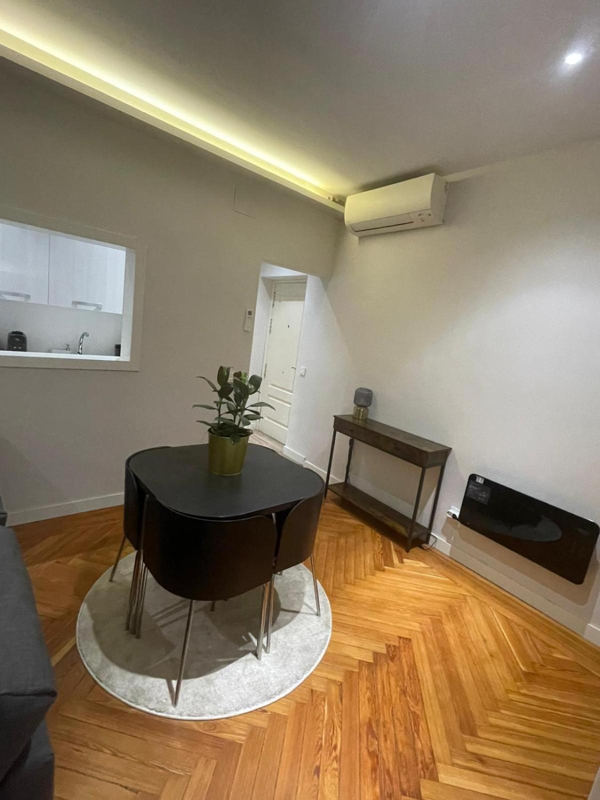 Apartment In Monumental Square Madrid Center Exterior photo